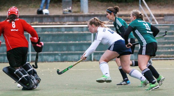 Luisa Poths (Mitte) läuft vor der Hanauer Torhüterin Sabrina Michel dem Ball hinterher. An Torszenen fehlte es gegen den Aufsteiger aus Hessen nicht, aber die drei Tore reichten eben nicht aus.