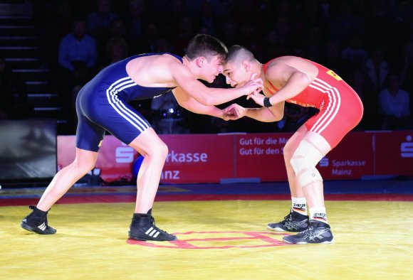 Das Duell der Bundesligadebütanten entschied Burak Demir (r.) gegen Lucas Günther für sich.