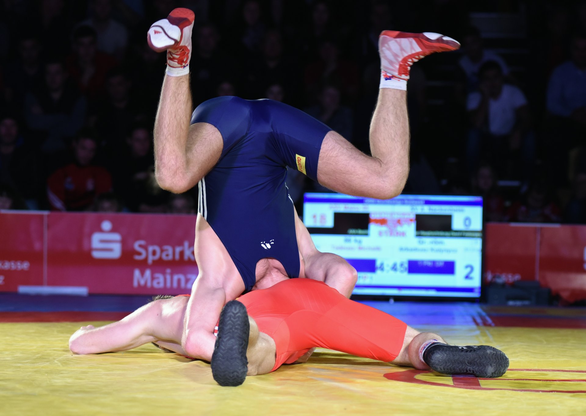 Alles andere als kopflos ging es im Duell zwischen Tadeusz Michalik (unten) und Arkadiusz Kulynycz zu...