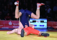 Alles andere als kopflos ging es im Duell zwischen Tadeusz Michalik (unten) und Arkadiusz Kulynycz zu...