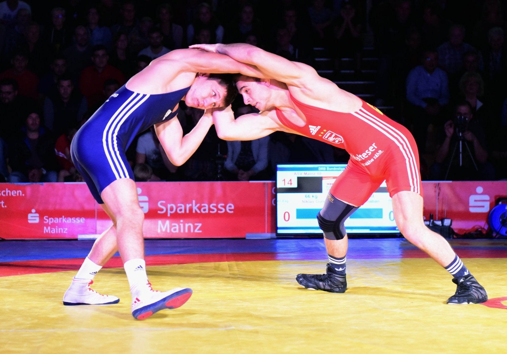...und Niklas Dorn (r.) gegen Bayram Shaban galt, nachdem er den Nackenheimer erst einmal in der Beinschraube hatte.