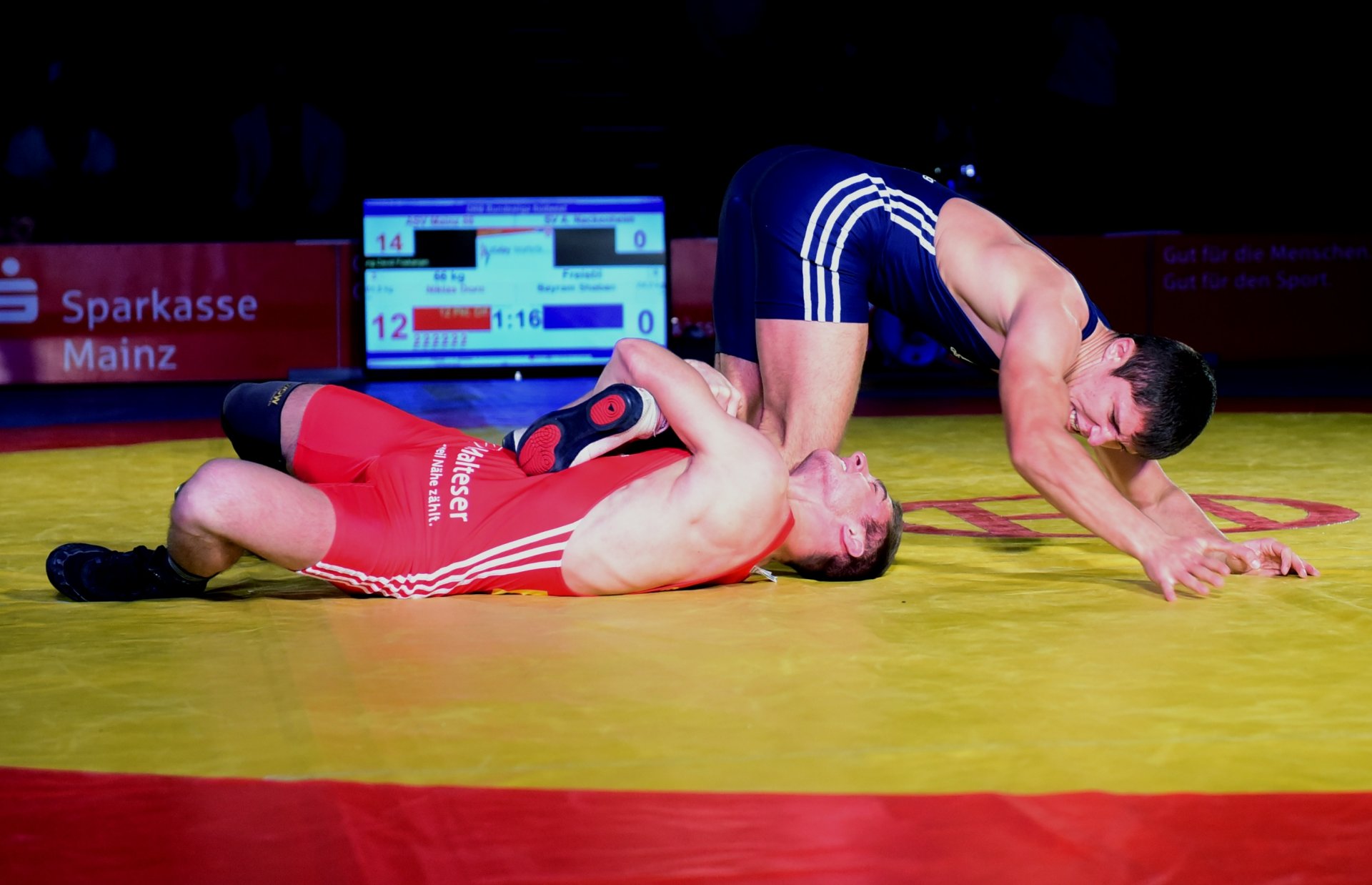 ...was auch für Gabriel Stark (unten) gegen Tamerlan Paschajew...