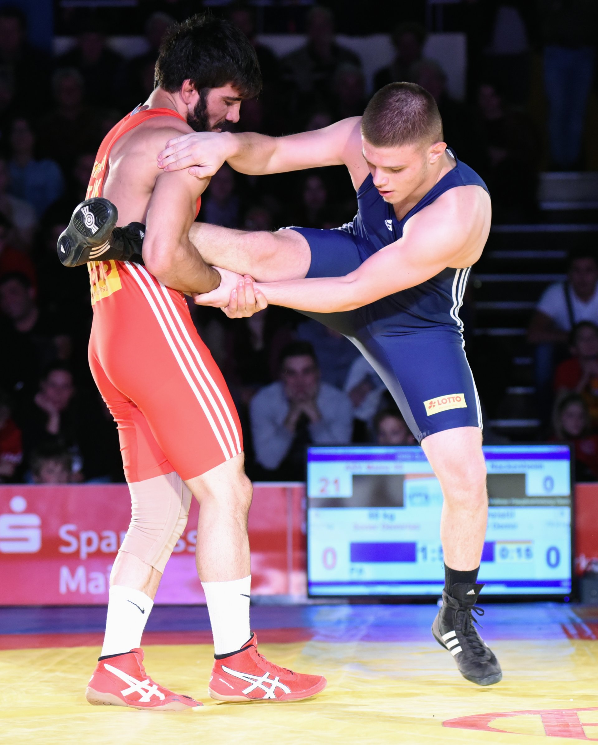 Soner Demirtas (l.) ist ein alter Freund der Familie Demir und kennt Bekir schon, seit der ein Kind ist...