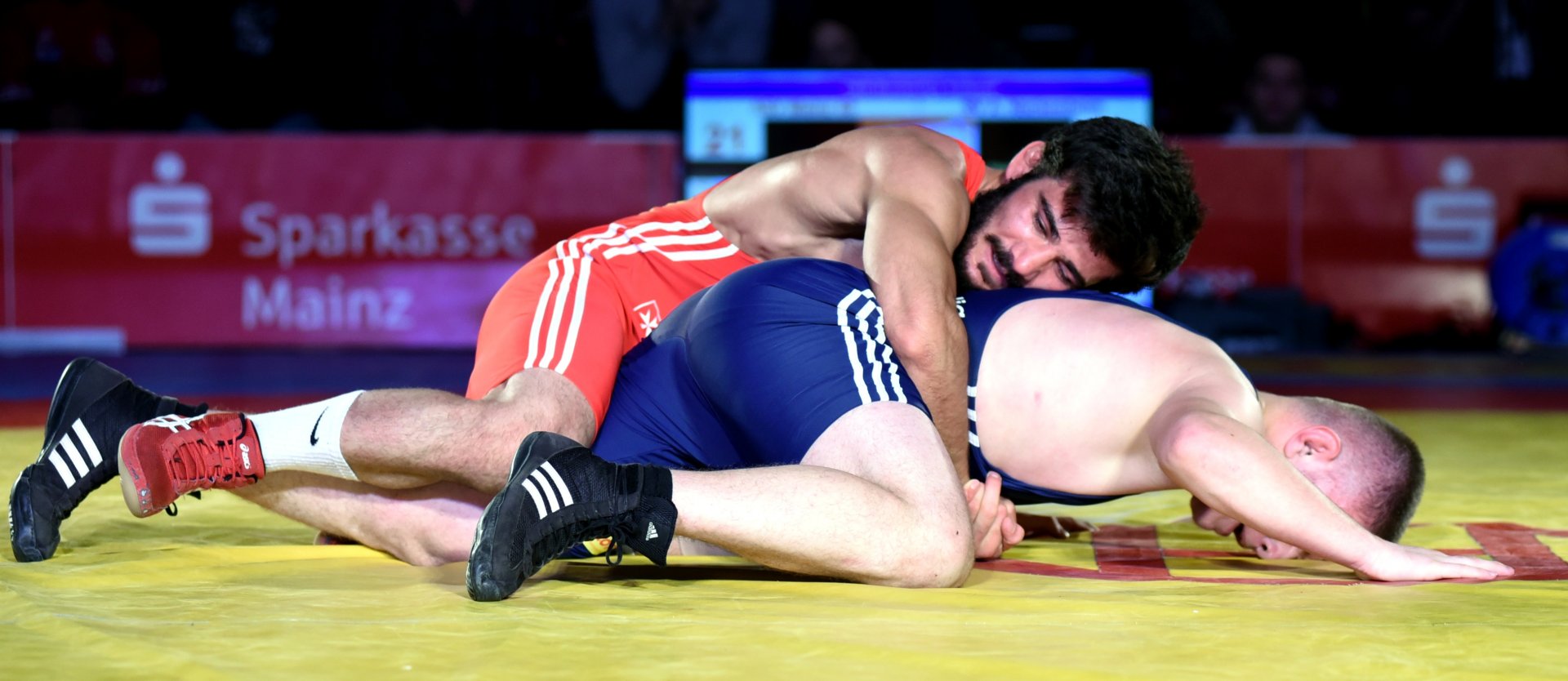 ...lässt dem Kleinen aber nicht alles durchgehen. Wobei sich der junge Nackenheimer gegen den Weltklasseringer sehr achtbar aus der Affäre zog.