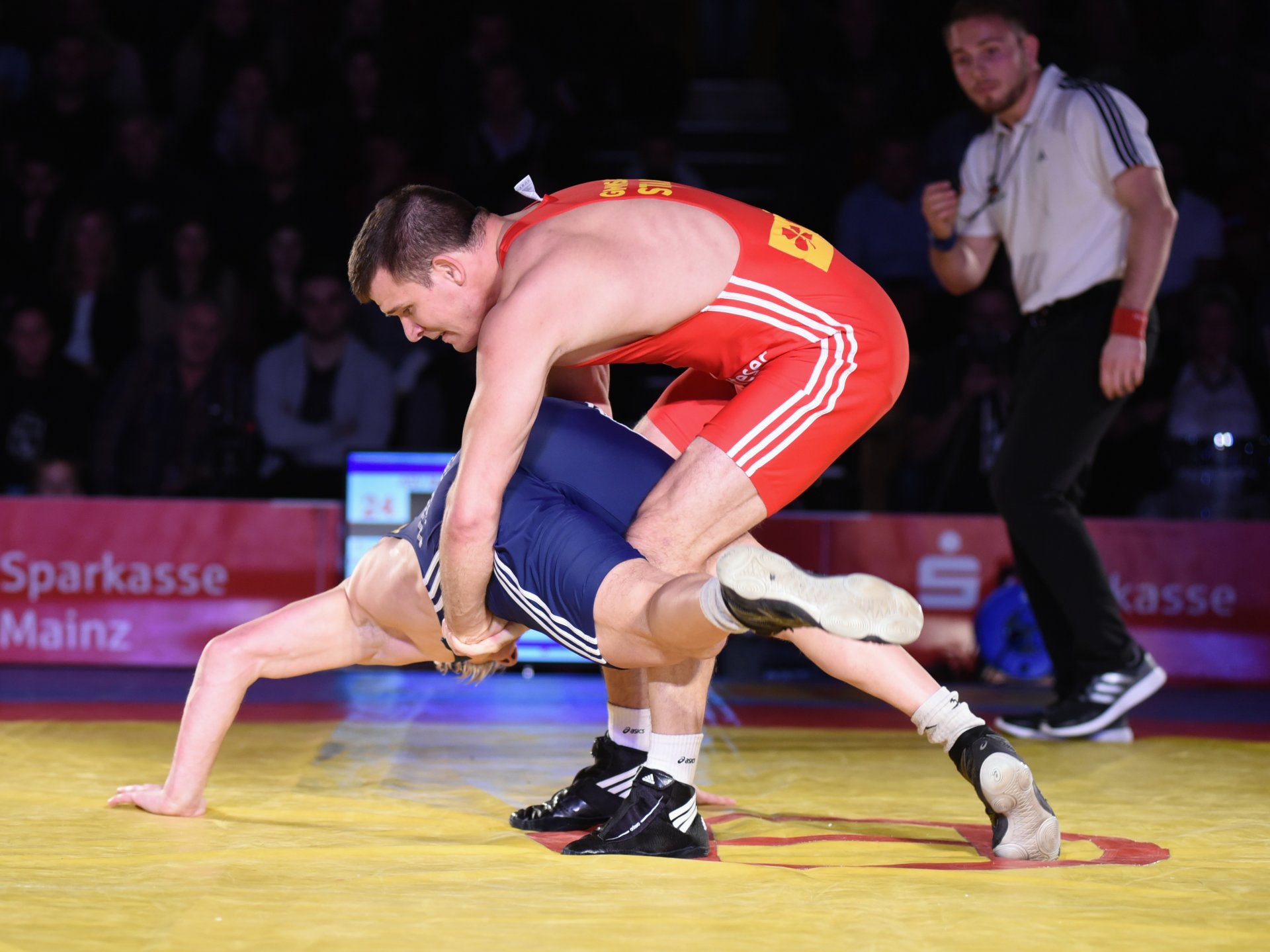 Und im ausgeglichenen Kampf der beiden Ungarn Balint Korpasi (rot) und Zoltan Levai ...