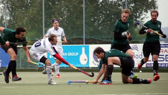 An Zweikämpfen mangelte es im Spiel nicht, Phil Rügner bleibt mit einem Anspielversuch hängen.