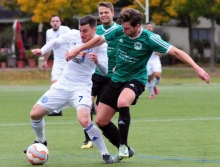 In dieser Szene setzt sich Damir Bektasevic (l.) gegen Marcel Horz durch. Der Engerser Außenverteidiger warf wenig später den Einwurf, der zum 0:1 führte.