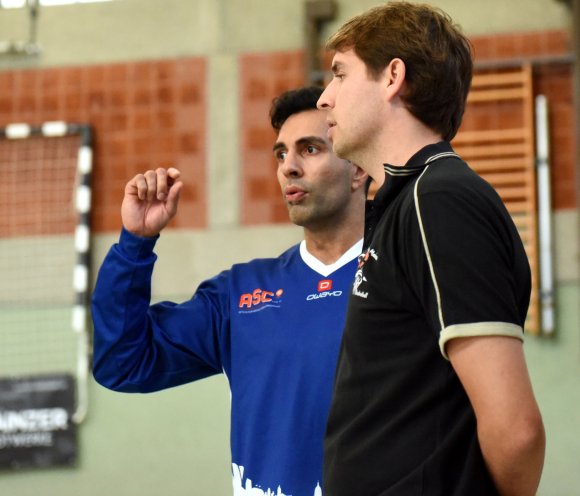Nein, ein bisschen mehr fehlte Anish Sharda (l.) und den ASC-Basketballern am Sonntag schon. „Das war nix“, sagte Trainer Christian Zander (r.).