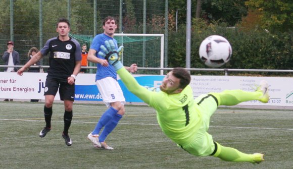 Saisontreffer Nummer sieben: Michael Widera (l.) schlenzt um SVH-Torwart Pascal Noack herum zum 3:0 ins lange Eck, damit war die Partie in der 51. Minute auch endgültig entschieden.