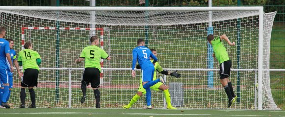 Völlig frei am zweiten Pfosten: Nicolaj Simon köpft das 1:0.