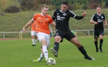 Lorik Restelica (r., hier gegen den Saulheimer Marc-André Schramm) strebt mit Fontana Finthen nach einem Heimsieg gegen den TSV Schott II.
