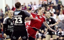 Janka Bauer wird im Heimspiel der vorigen Saison von Katrin Schneider aufgehalten. Die 27-Jährige, 2014 als Bundesliga-Torschützenkönigin nach Ketsch gekommen, ist seit vergangener Saison als Spielertrainerin tätig.