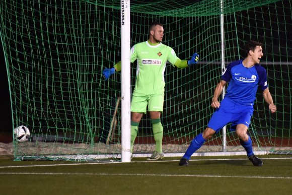 Janek Ripplinger dreht freudig ab, Torwart Chris Keilmann ist verdattert: Nenad Simic' Kopfball sah zwar aus, als werde er übers Tor hüpfen, landete aber im Koblenzer Netz.