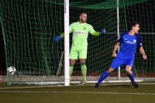 Janek Ripplinger dreht freudig ab, Torwart Chris Keilmann ist verdattert: Nenad Simic' Kopfball sah zwar aus, als werde er übers Tor hüpfen, landete aber im Koblenzer Netz.