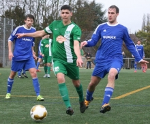 Zwei, die sich am Sonntag an selber Stelle wiedertreffen könnten: Etienne Portmann (Mitte) unterlag ) im März 2006 mit der TuS Marienborn im ersten Landesligaduell mit Mitaufsteiger TSG Bretzenheim 46 (r. Simon Höss) mit 1:2.