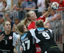 Gleich drei Ketscherinnen (v.l. Sina Michels, Samira Brand und Lena Feinlier) bearbeiten Andrea Bonk, die auch am Wurfarm gepackt wird. Bonk und eine Reihe weiterer Spielerinnen wurden von Trainer Thomas Zeitz nach der Pause nicht mehr eingesetzt.