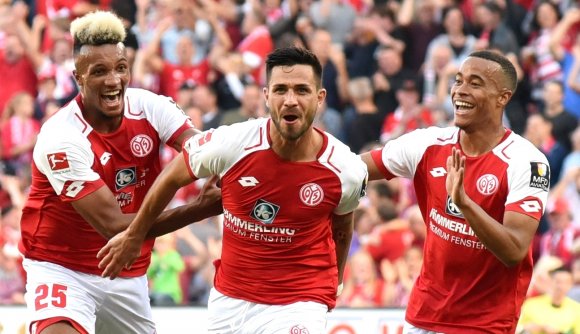 Traf mal wieder aus der Distanz: Danny Latza war nach dem 3:1 nicht von Jean-Philippe Gbamin (l.) und Robin Quaison einzufangen...