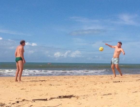 Begnadete Körper: Entspannung am Strand von Caraiva.