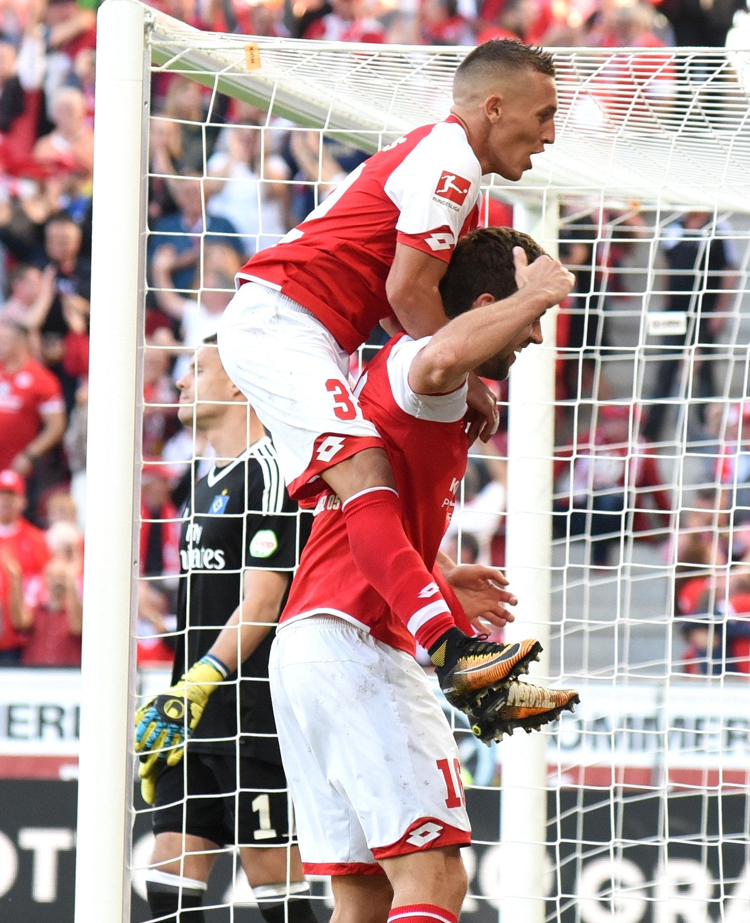 Im Spiel geht Pablo De Blasis weite, beim Torjubel hohe Wege: Mit Stefan Bell freute er sich über dessen Kopfballtreffer zum 2:1.