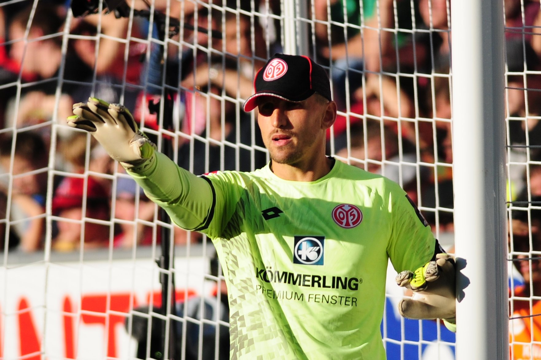 05-Torwart René Adler zeigte gegen seinen Ex-Klub einige Unsicherheiten.