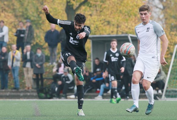 Nabeel Mushtag (l.) hatte in der ersten Halbzeit zwei Chancen zur Finther Führung, Igor Heizmann (r.) vergab später einen Foulelfmeter.