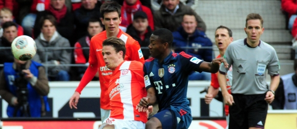 Wenige Tage vor Weihnachten empfangen die 05er (hier: Christoph Moritz und Nicolai Müller, im Zweikampf mit David Alaba) den FC Bayern. Am 23. Mai beenden die Mainzer die Saison in der Allianz-Arena.