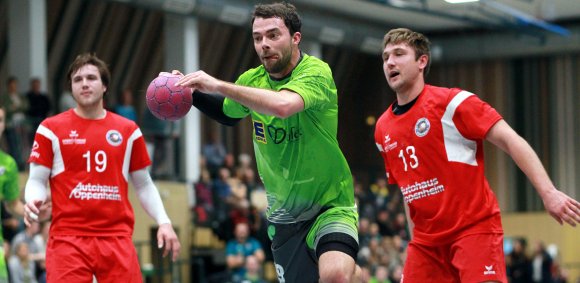 Gerrit Schulte ist am Bodenheimer Florian Deyer (r.) vorbei und hat freie Bahn zu einem der 35 Treffer, die der TV Bodenheim im vorgezogenen Spitzenspiel der Rheinhessenliga gegen den TVN erzielte.