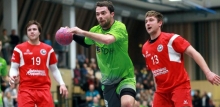 Gerrit Schulte ist am Bodenheimer Florian Deyer (r.) vorbei und hat freie Bahn zu einem der 35 Treffer, die der TV Bodenheim im vorgezogenen Spitzenspiel der Rheinhessenliga gegen den TVN erzielte.