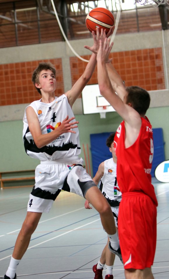 Die meisten Punkte erzielte er aus der Distanz, aber auch, wenn er zum Korb zog, traf er.