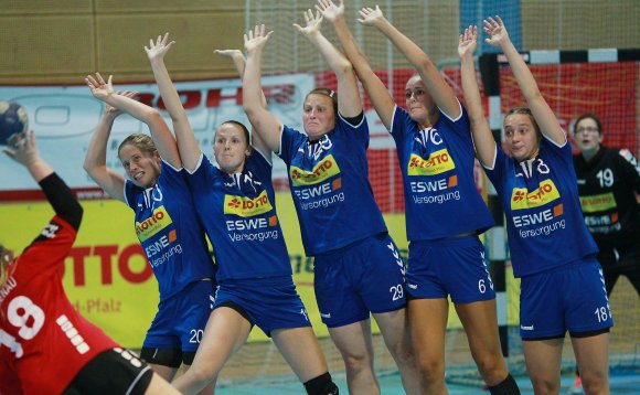 Letzte Chance Ronja Schwab: Die Birkenauer Spielmacherin hatte nach der Schlusssirene keine gute Position für den finalen Freiwurf, der den Gästen im Erfolgsfall einen Zähler gesichert hätte. Doch die Bretzenheimer Mauer (v.l. Juliane Dold, Katharina Mack, Michelle Chwalek, Vanessa Weber und Linda Bach) sicherte den hauchdünnen Sieg.