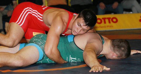 Fixpunkt: Am Boden konnte Denis Kudla gegen seinen sechs Kilo schwereren Kontrahenten nichts ausrichten.