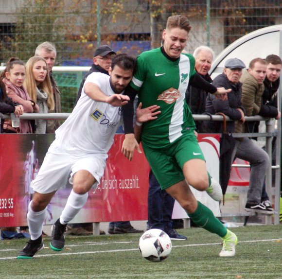 Anlehnungsbedürftig scheinen Idris Hourle und Tarek Schwiderski zu sein, aber natürlich geht es nur um den Ball.
