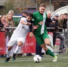 Anlehnungsbedürftig scheinen Idris Hourle und Tarek Schwiderski zu sein, aber natürlich geht es nur um den Ball.