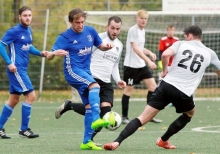 Nils Krämer im Mittelfeldduell mit den Mombachern Pascal Kalbfuß und Philipp Quint (r.).