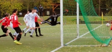 Abseits ist anders. Weder Dominik Ahlbach noch der zudem gefoulte Balcan Sari hatten zu weit vorne gestanden...