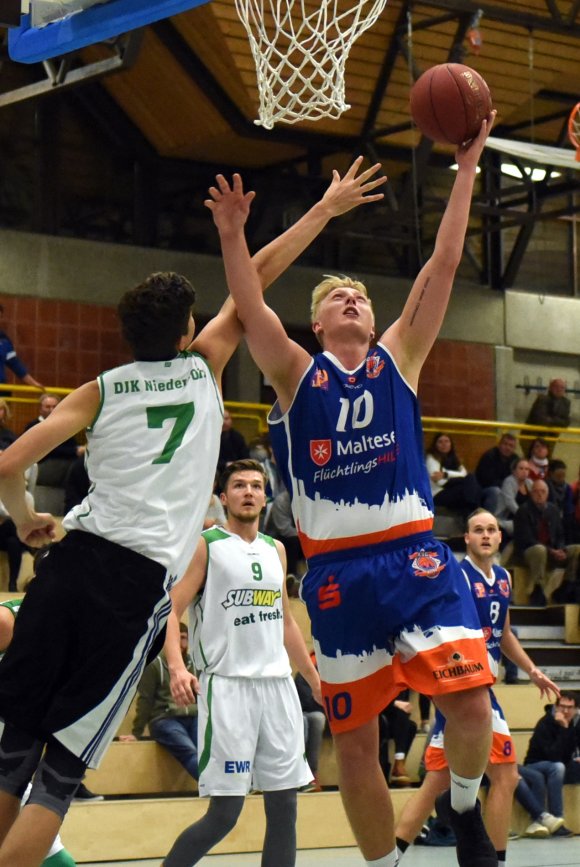 Am Korb kaum zu stoppen war ASC-Flügel Malte Prahst, auch nicht von DJK-Youngster Max Pirker.