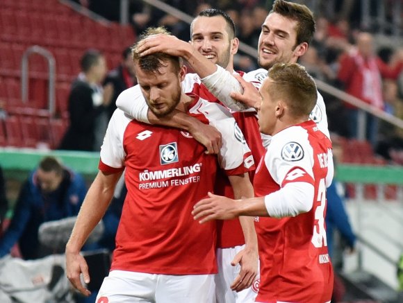 Nee, war kein Eigentor: Die Kollegen freuen sich für Daniel Brosinski mit.