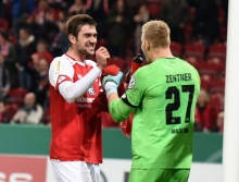 Geschafft: Der Dank des Kapitäns Stefan Bell war Torwart Robin Zentner gewiss. Der Adler-Vertreter hatte sich...