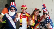 Auch Uncle Sam und Aunt Samantha entdecken den Fußball: Jörg und Ingrid Reppel begegneten schon vor dem Gruppenspiel gegen die USA Fans von Klinsis WM-Elf. 