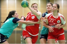 Anders als noch in der Vorwoche waren bei der FSG III (Mitte: Diana Quilitzsch, r. Britta Müller) gegen den HCG (l., Andrea Lischtschuk, Franziska Roth) nicht die Routiniers ausschlaggebend für den Erfolg.