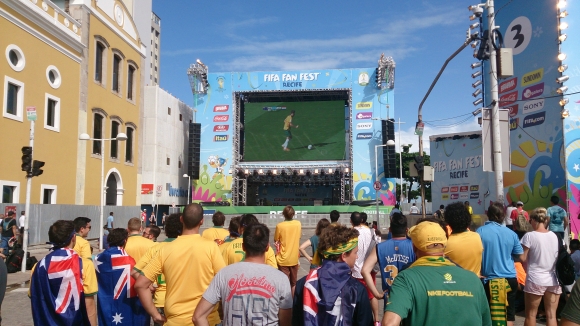 Von wegen Magnet Fußball: Das Spiel zwischen Australien und den Niederlanden wollten auf der Fanmeile von Recife gerade 200 Zuschauer sehen. Zehnmal so viele waren am Dienstag bei Italien gegen Uruguay. 