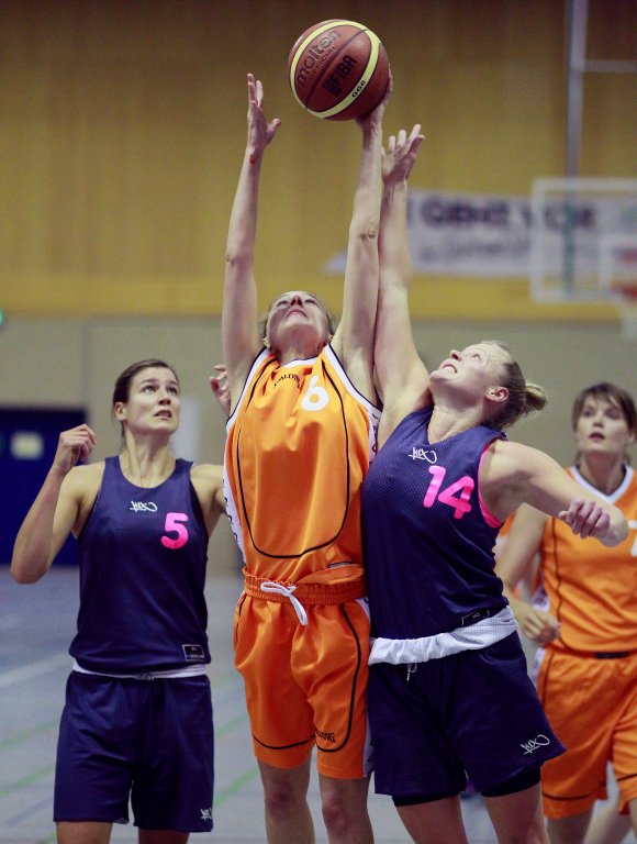 Mit 14 Punkten zweitbeste SCL-Schützin in Trier: Ariane Kadesch (M.).