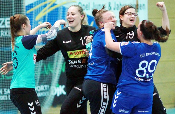Der Heimsieg gegen den TSV Birkenau, den hier (v.l.) Lia Römer, Vanessa Gerken, Hanna Dankwardt, Nathalie Schlesinger und Jessica Kleinjung feiern, war angesichts des engen Spielverlaufs erst einmal ein tolles Erlebnis. In der Trainingswoche wurden dann die Defizite aufgearbeitet, die aus einem durchaus möglichen klaren Heimsieg eine Zitterpartie machten.