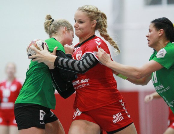 Selina Adeberg muss sich durchkämpfen. Die Linksaußen hatte gegen die Kirchhoferinnen Dionne Visser (l.) und Karolina Bijan aber oft genug auch freie Bahn, die Defensive der Gäste stand der Mainzer in Sachen Nachlässigkeit in nichts nach.