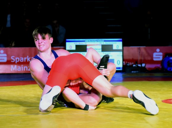 Viel Lob erntete Lucas Günther (l., hier im Derby bei den 88ern gegen Burak Demir) für seine Leistung gegen die RKG Freiburg.