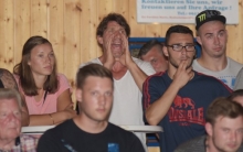 In der Rolle des Zuschauers war diesmal nur Vater Kayhan Cakici (M.). Ali Can Cakici (rechts davor) gab gegen die RKG Freiburg sein Bundesligadebüt.