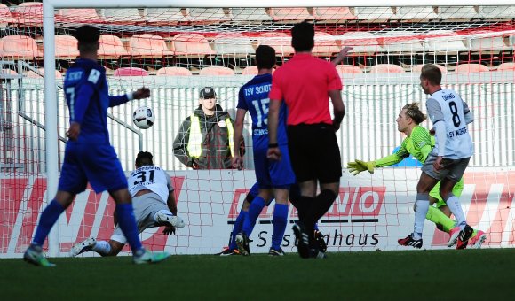 Da war dann nichts mehr zu machen: Daniel Di Gregorio köpfte das 0:1.