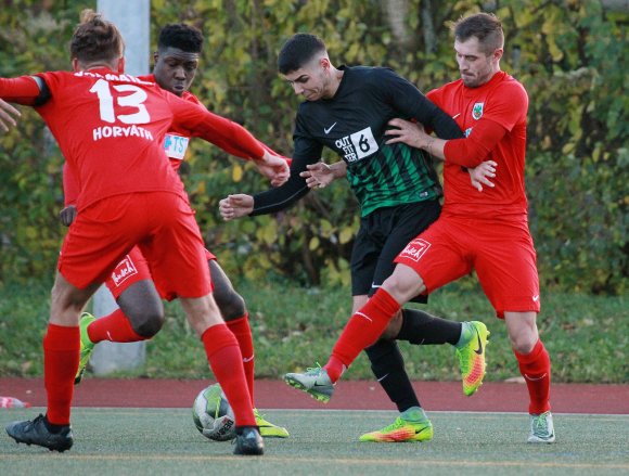 Etienne Portmann, hier umringt von Wormser Spielern, ist seit kurzem fester Partner von Andreas Klapper im Zwei-Stürmer-System von Trainer Kayhan Cakici.