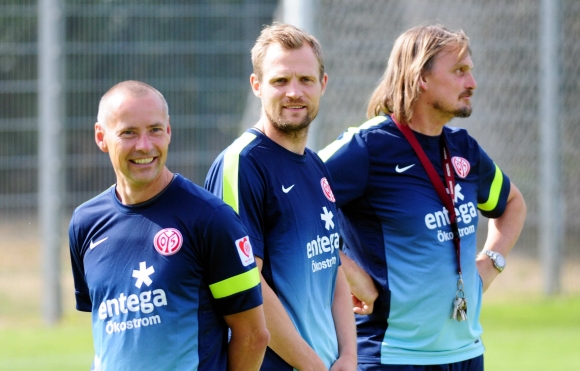Drei aus Kasper Hjulmands Team: Kotrainer Flemming Pedersen, Trainernovize Bo Svensson, Torwarttrainer Stephan Kuhnert.