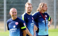 Drei aus Kasper Hjulmands Team: Kotrainer Flemming Pedersen, Trainernovize Bo Svensson, Torwarttrainer Stephan Kuhnert.